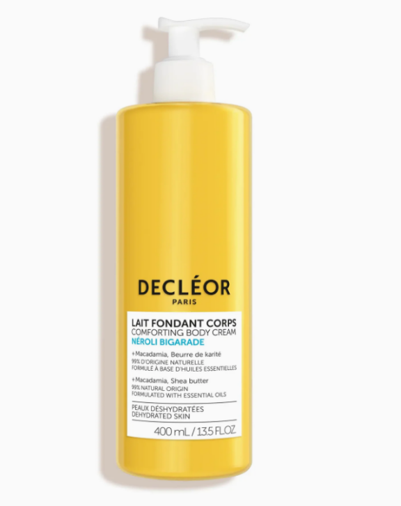 Offrez à votre peau une hydratation durable avec le Lait Fondant Corps Néroli Bigarade de Decléor. Sa texture fondante enveloppe la peau d’un voile de confort, grâce à l’alliance unique de trois huiles essentielles : Néroli, Petit Grain Bigarade et Orange douce. Associées à des actifs nourrissants, elles aident à renforcer la barrière cutanée et révèlent une peau visiblement plus douce, souple et lumineuse jour après jour.