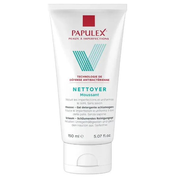Papulex Gel Nettoyant Moussant Sans Savon 150ml est un gel nettoyant anti-impuretés qui aide à purifier et à nettoyer la peau en douceur. Grâce à une association de Niacinamide et d’un actif anti-adhésion bactérienne breveté (AAB), sa formule contribue à réduire les imperfections et les rougeurs. Convient aux  peaux à imperfections Sans savon. Ce type de peaux est marqué par un grain de peau irrégulier, par des rougeurs et des comédons. Les pores sont également dilatés. La peau à imperfections est propice au développement de l’acné. Il faut à cette peau un soin particulier. Certains savons, par leur effet agressif, sont à proscrire : en effet, ils ne feraient qu’irriter la peau en la décapant, laquelle réagirait en émettant plus de sébum en réaction, ce qui est à éviter.