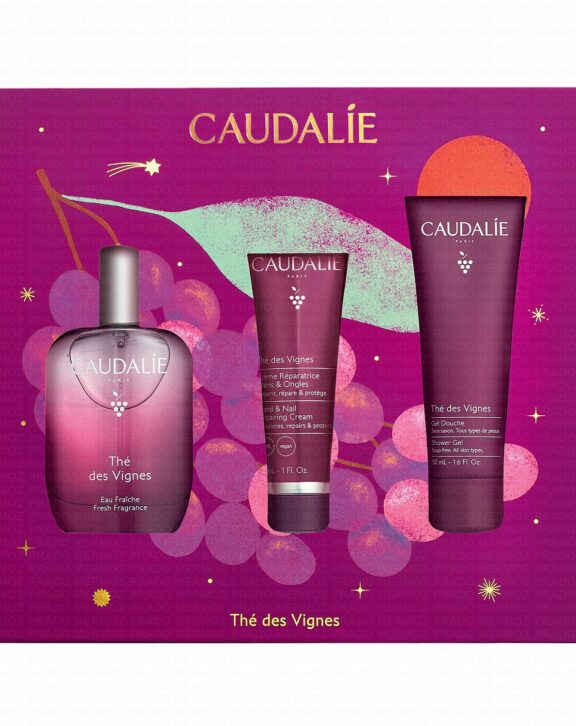Craquez pour le Trio Parfumé Thé des Vignes, notre fragrance best-seller. Retrouvez dans ce coffret : l'Eau Fraîche Thé des Vignes & 2 produits de la même collection offerts. L'Eau Fraîche Thé des Vignes 50mL Une eau parfumée particulièrement douce et sensuelle. Son sillage évoque les notes voluptueuses de musc blanc, de néroli et de gingembre, infusées de fleur d'oranger et de jasmin. Le Gel Douche Thé des Vignes 50mL (offert) Sans savon et haute tolérance, il nettoie en douceur et laisse la peau délicatement parfumée. La Crème Réparatrice Mains et Ongles Thé des Vignes 30mL (offerte) Nourrit et répare les mains sèches sans effet gras, tout en les protégeant de la déshydratation et des agressions extérieures."