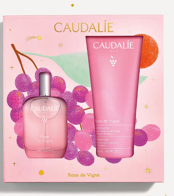 Craquez pour le Duo Rose de Vigne : une routine parfumée à la senteur douce et romantique, aux notes acidulées de rhubarbe, et à la fraîcheur florale de la rose de vigne au petit matin. Retrouvez dans ce coffret : l'Eau Fraîche Rose de Vigne et son Gel Douche. L'Eau Fraîche Rose de Vigne 50mL Son sillage évoque les notes fleuries et la fraîcheur végétale de la rose de vigne au petit matin, dont le parfum se mêle aux notes acidulées de rhubarbe. Le Gel Douche Rose de Vigne 200mL (offert) Sans savon et haute tolérance, il nettoie en douceur et laisse la peau délicatement parfumée aux notes fleuries de rose, rhubarbe et musc.