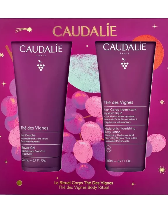 Caudalie Coffret Coins du Corps Nourrissants Thé des Vignes un rituel complet pour une peau nourrie, hydratée et visiblement plus douce au quotidien : Coffret composé d’un gel douche sans savonThé des Vignes 200 ml et d’un soin corps nourrissant Thé des Vignes à l’acide hyaluronique 200 ml. Formules enrichies à 97 % d’ingrédients d’origine naturelle, idéales pour tous les types de peau, même les plus sensibles. Texture légère et fraîche pour le soin corps, qui pénètre rapidement sans laisser de film gras. Parfum envoûtant du Thé des Vignes : musc blanc, néroli et gingembre pour une expérience sensorielle unique.
