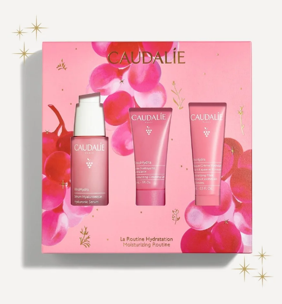 Craquez pour la Routine Hydratation VinoHydra, idéale pour offrir confort et douceur aux peaux normales à sèches et sensibles. Ce coffret en édition limitée réunit le Sérum Hyaluronique accompagné de deux soins complémentaires en format voyage offerts. Sérum Hyaluronique – 30 ml Il capte intensément l’eau et la diffuse en continu tout au long de la journée afin de rétablir l’équilibre hydrique de l’épiderme. La peau est ressourcée, apaisée et souple. Gelée Nettoyante Hydratante – 30 ml (offerte) Spécialement formulée pour les peaux sèches et sensibles, elle nettoie et démaquille en un seul geste tout en préservant la barrière cutanée. Masque-Crème Hydratant – 15 ml (offert) En un seul geste, il nourrit et apaise intensément les peaux sèches, même les plus sensibles. La peau est plus douce, plus souple et durablement protégée contre la déshydratation.
