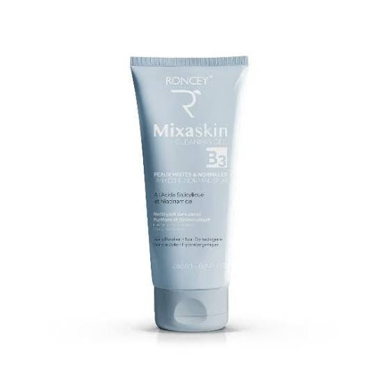 Le gel nettoyant Mixaskin doux et sans sulfate pour la peau normale à mixte débarrasse la peau en profondeur des impuretés. Il favorise le débouchage des pores en douceur et élimine les cellules mortes. Il est nettoyant, adoucissant, apaisant et revitalisant. La Niacinamide (Vitamine B3) stimule donc le renouvellement cellulaire qui lui-même permet d’avoir une peau plus lisse, plus ferme, et plus lumineuse. L’acide salicylique exerce une action kératolytique, c’est-à-dire qu’il élimine en douceur les cellules mortes, favorise le renouvellement cellulaire et affine le grain de peau. Bio saccharide gum-1 est un actif hydratant, il permet de stimuler le renouvellement cellulaire. Il dispose aussi d’une activité anti-âge intéressante si bien qu’on le compare souvent à l’acide hyaluronique.