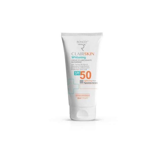 La crème visage Clairskin SPF50 à la Vitamine C stabilisée et la Niacinnamide est un soin éclaircissant et dépigmentant pour une action anti-taches brunes et les marques d’imperfections. Elle éclaircit, unifie le teint, et réduit visiblement l’apparence des taches brunes et prévient leur réapparition grâce à un usage régulier. Rapidement absorbée, la crème améliore la fermeté et l’élasticité de la peau et la laisse hydratée pendant 24h. La protection SPF 50 prévient la formation de futures taches brunes et le vieillissement cutané induits par le soleil. • Anti-taches brunes et les marques d’imperfections. • Éclaircit et unifie le teint. • Protection solaire UVA-UVB